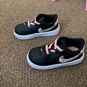 Toddler Nike floral sneakers